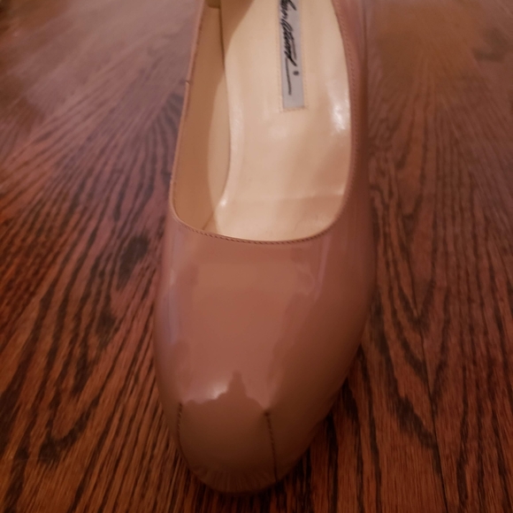 Designer Brian Atwood nude patent leather pump - Picture 4 of 6
